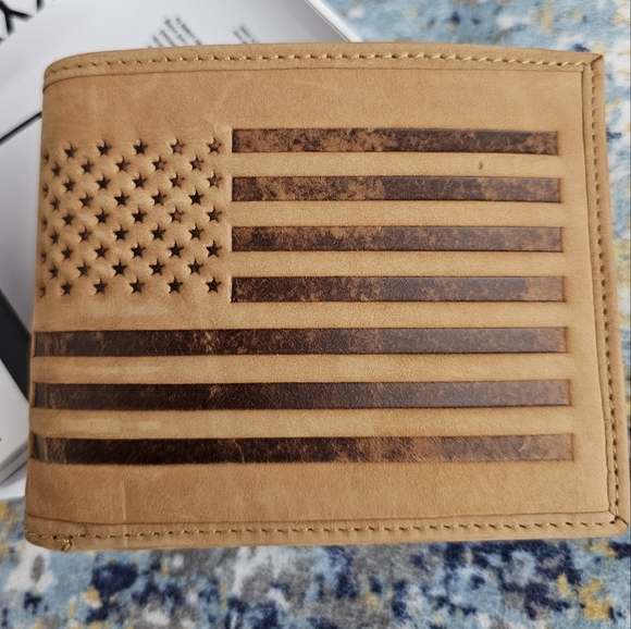 NEW Lucky Brand Leather Flag Embossed RFID Bifold Wallet - Picture 2 of 6